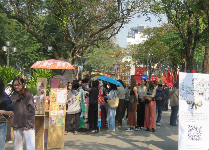 Chương trình “Tụ hội Sáng tạo” - Lễ hội Thiết kế sáng tạo Hà Nội 2026 thu hút đông đảo du khách tham quan.