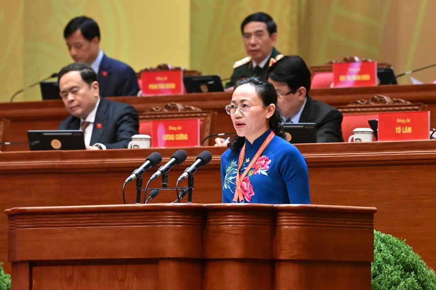 Đồng chí Lê Ngọc Hân, Bí thư Đảng ủy đặc khu Cô Tô, tỉnh Quảng Ninh trình bày tham luận “Bảo vệ môi trường, thích ứng với biến đổi khí hậu - Trụ cột chiến lược trong phát triển bền vững của kỷ nguyên mới nhìn từ thực tiễn đặc khu Cô Tô, tỉnh Quảng Ninh"