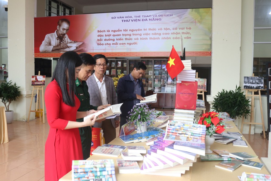 Đại biểu tham quan khu triển lãm, giới thiệu sách.