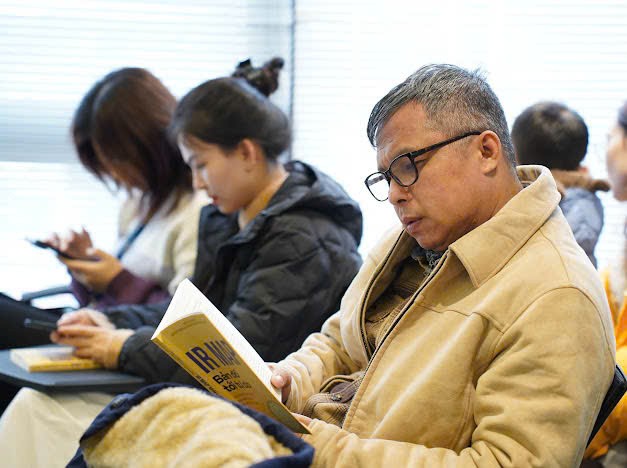 Độc giả thích thú khám phá từng chương của cuốn sách “IR Map – Bản đồ tới tự do”