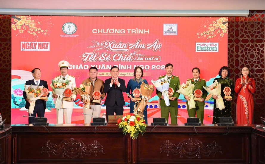 Ban tổ chức trao quà tri ân các đại biểu, khách mời tham gia chương trình "Xuân ấm áp - Tết sẻ chia" lần thứ 9