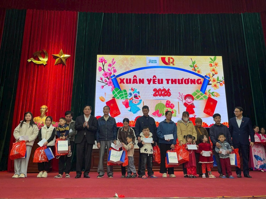 Ông Trần Doãn Tiến - Tổng Biên tập Tạp chí Sức khỏe Trẻ em cùng ông Vũ Tiến Tiệp - Bí thư Đảng ủy, Chủ tịch HĐND, đại diện lãnh đạo xã Bình An trao quà cho các em nhỏ có hoàn cảnh khó khăn trên địa bàn xã Bình An, tỉnh Ninh Bình