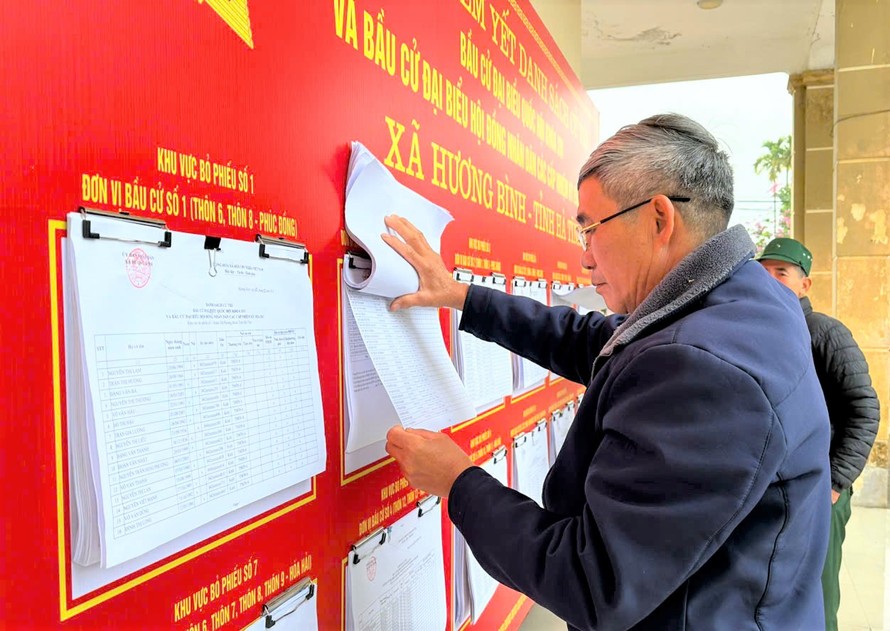 Người dân xã Hương Bình, Hà Tĩnh đang xem danh sách cử tri - Ảnh minh họa