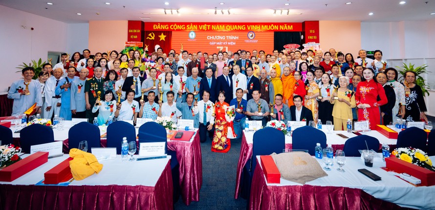 200 lương y, thầy thuốc và các khách mời chụp ảnh kỉ niệm