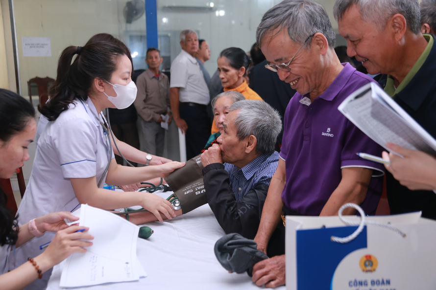 300 gia đình có công với cách mạng, người dân có hoàn cảnh khó khăn được khám, cấp thuốc miễn phí.
