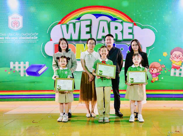 Báo Phụ nữ TPHCM trao giải đợt 3 Cuộc thi “Kể chuyện sách với thiếu nhi” tại trường tiểu học Lômônôxốp (Hà Nội).