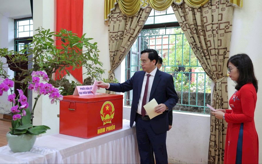 Cử tri thực hiện quyền công dân tại Đơn vị Bầu cử số 5.