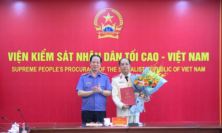 Phó Viện trưởng Viện Kiểm sát Nhân dân Tối cao Trần Hải Quân đã trao quyết định tiếp nhận và bổ nhiệm nhà báo Nguyễn Mạnh Hưng, Ủy viên Hội đồng biên tập Cơ quan Báo và Phát thanh, Truyền hình Hà Nội giữ chức vụ Phó Tổng Biên tập Báo Bảo vệ Pháp luật. 