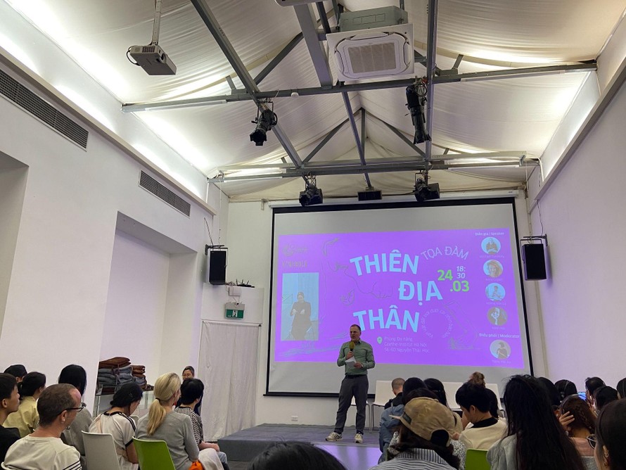 Nghệ sĩ trình diễn, biên đạo múa người Áo Michael Turinsky tại buổi tọa đàm. 