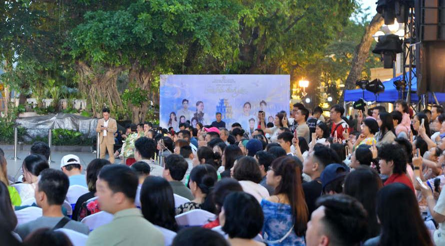 Du khách và khán giả Thủ đô hào hứng xem ca nhạc 