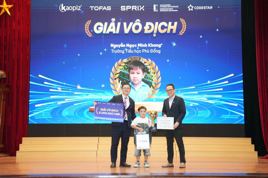 Em Nguyễn Ngọc Minh Khang - Trường Tiểu học Phù Đổng hạnh phúc nhận giải Vô địch trị giá 5 triệu đồng.