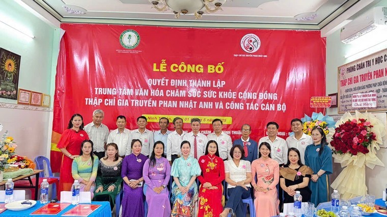 Lãnh đạo Viện Phát triển văn hóa và chăm sóc sức khỏe cộng đồng chụp ảnh cùng tập thể Trung tâm Văn hóa chăm sóc sức khỏe cộng đồng Thập chỉ gia truyền Phan Nhật Anh