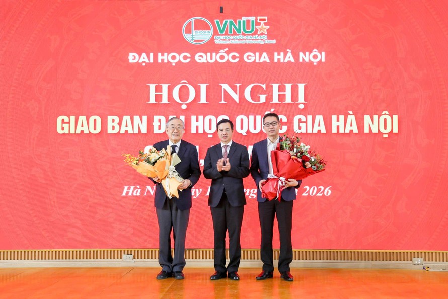 Giám đốc ĐHQGHN chúc mừng nguyên Hiệu trưởng Furuta Motoo và tân Hiệu trưởng Nguyễn Hoàng Oanh (phải).