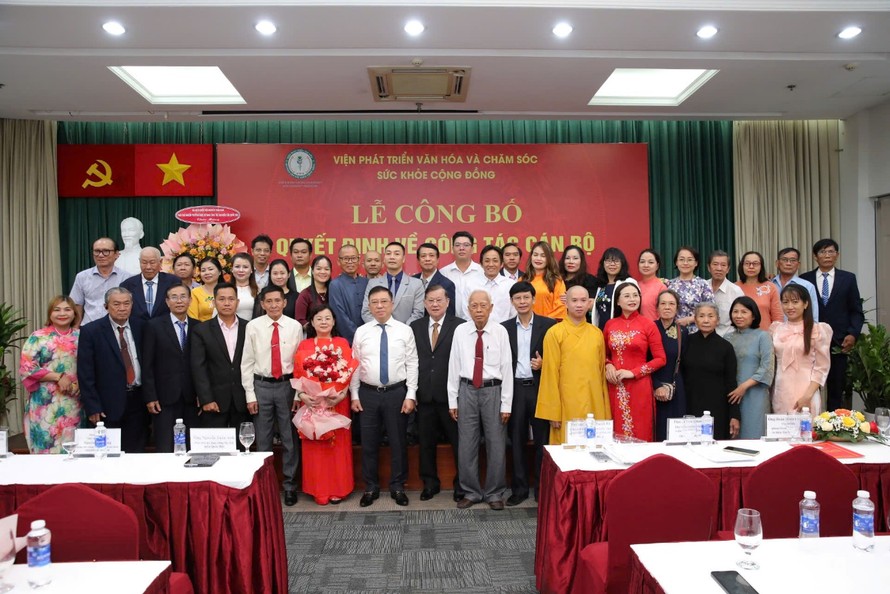 Lãnh đạo Viện chụp hình lưu niệm với các cá nhân được bổ nhiệm và các hội viên mới