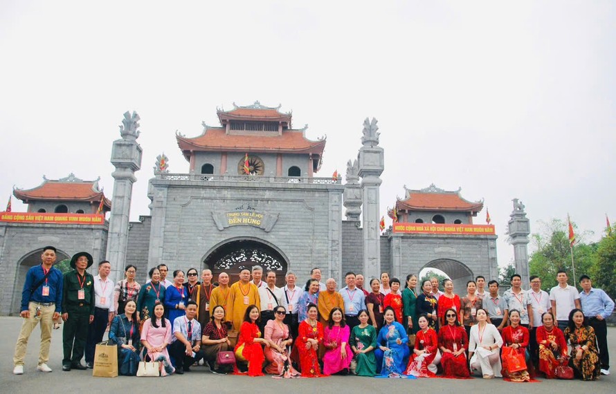 Đoàn công tác đã có chuyến hành hương ý nghĩa về Đất Tổ