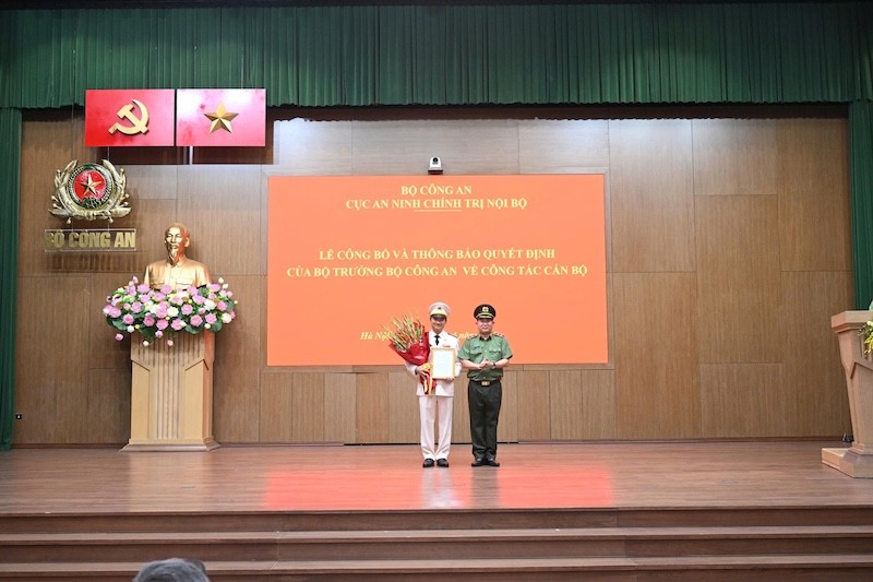 Thừa uỷ quyền của lãnh đạo Bộ, Trung tướng Đinh Văn Nơi trao quyết định và tặng hoa chúc mừng Đại tá Trịnh Khắc Cường.