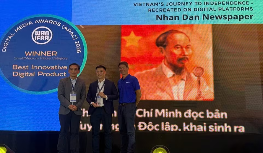 Nhà báo Nguyễn Hoàng Nhật, Phó Trưởng Ban Nhân Dân điện tử đại diện Báo Nhân Dân nhận giải thưởng tại giải Báo chí Kỹ thuật số châu Á (Digital Media Award Asia) 2026.