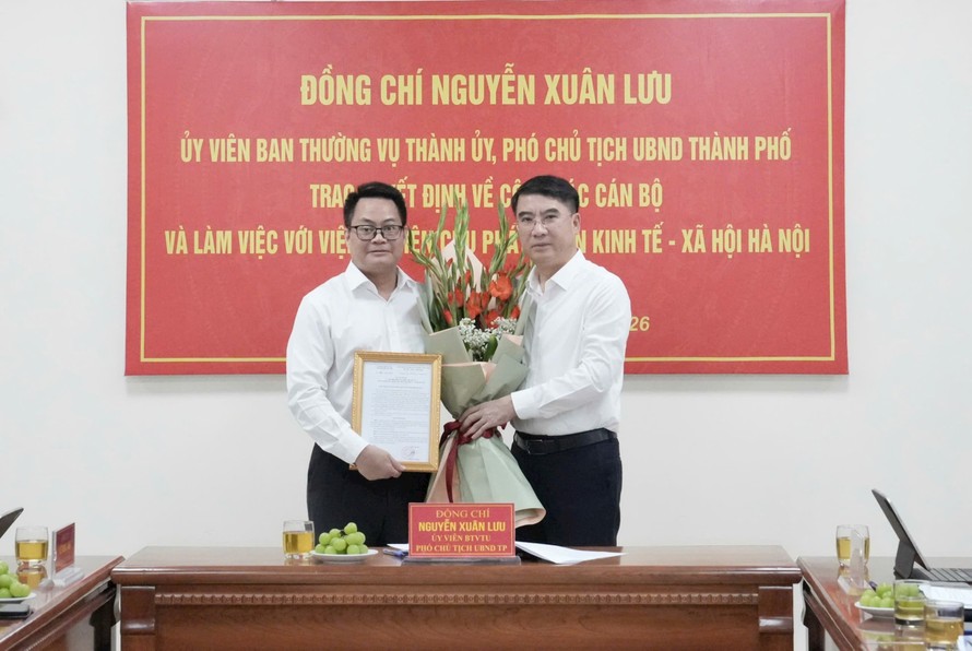 Ủy viên Ban Thường vụ Thành ủy, Phó Chủ tịch UBND thành phố Hà Nội Nguyễn Xuân Lưu trao quyết định, chúc mừng đồng chí Nguyễn Việt Hùng được bổ nhiệm giữ chức Viện trưởng Viện Nghiên cứu phát triển kinh tế - xã hội Hà Nội. Ảnh: Hồng Thái