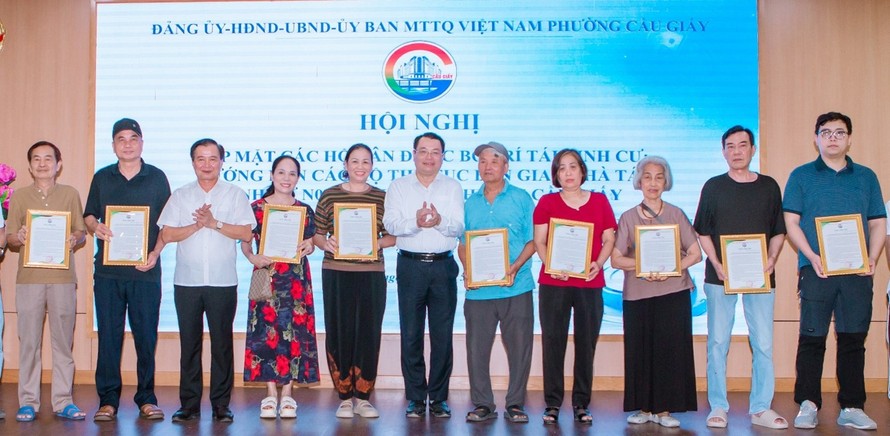 Ông Nguyễn Việt Trung, Đảng ủy viên, Giám đốc Ban Quản lý dự án Đầu tư - Hạ tầng phường Cầu Giấy trao thư cảm ơn cho các hộ gia đình đã đồng thuận, tự nguyện bàn giao mặt bằng