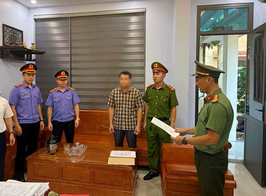 Cơ quan An ninh điều tra Công an tỉnh Quảng Trị đọc lệnh bắt tạm giam đối với ông Nguyễn Văn Đông. Ảnh: VKSND tỉnh Quảng Trị
