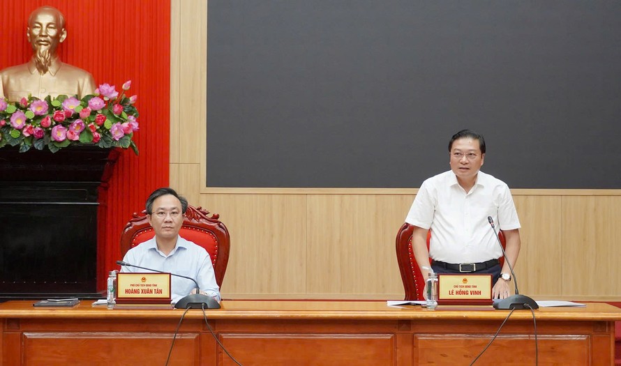 Đồng chí Lê Hồng Vinh, Phó Bí thư Tỉnh ủy, Chủ tịch UBND tỉnh và đồng chí Hoàng Xuân Tân, Phó Chủ tịch UBND tỉnh chủ trì buổi làm việc. (Ảnh: Đặng Hà)