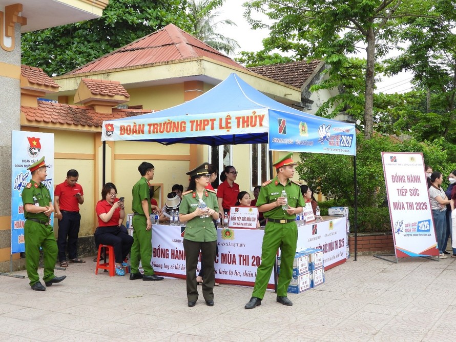 Từ sáng sớm, cán bộ, chiến sĩ Công an xã Lệ Thủy đã có mặt tại khu vực cổng trường để tiếp sức mùa thi. (Ảnh: Hoàng Anh)