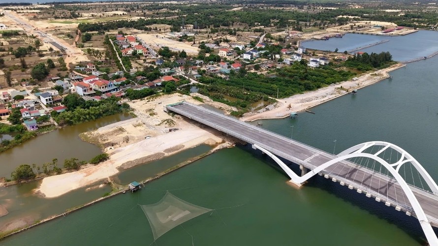 Do còn vướng công tác giải phóng mặt bằng, tuyến đường dẫn phía Đông kết nối cầu Nhật Lệ 3 với đường ven biển hiện chưa thể tiếp tục thi công. (Ảnh: Hoàng Anh)