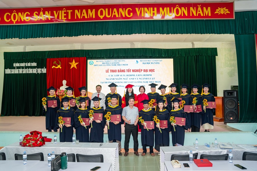 18 tân cử nhân hạnh phúc nhận tấm bằng của trường Đại học Đà Nẵng 
