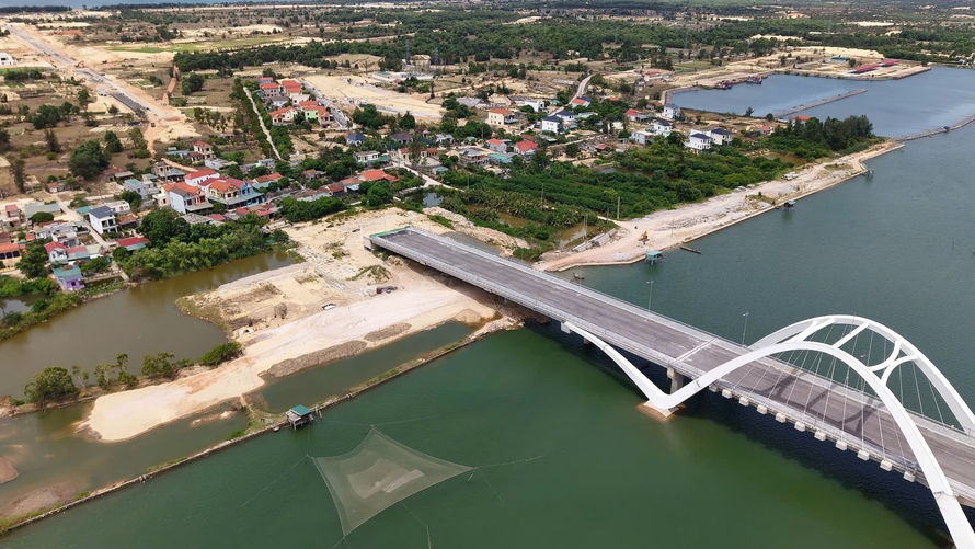 Việc hoàn thành công tác giải phóng mặt bằng là tiền đề quan trọng để chủ đầu tư và các đơn vị thi công tập trung nguồn lực, đẩy nhanh tiến độ hoàn thiện các hạng mục còn lại của dự án. (Ảnh: Hoàng Anh)