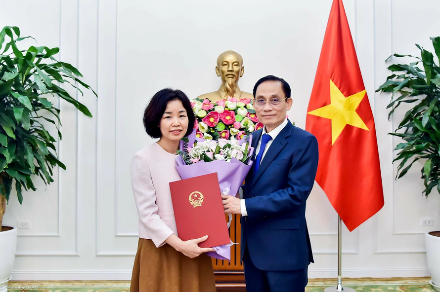 Bộ trưởng Ngoại giao Lê Hoài Trung trao quyết định bổ nhiệm và chúc mừng đồng chí Hoàng Thị Thanh Nga giữ chức Vụ trưởng Vụ các Tổ chức quốc tế.