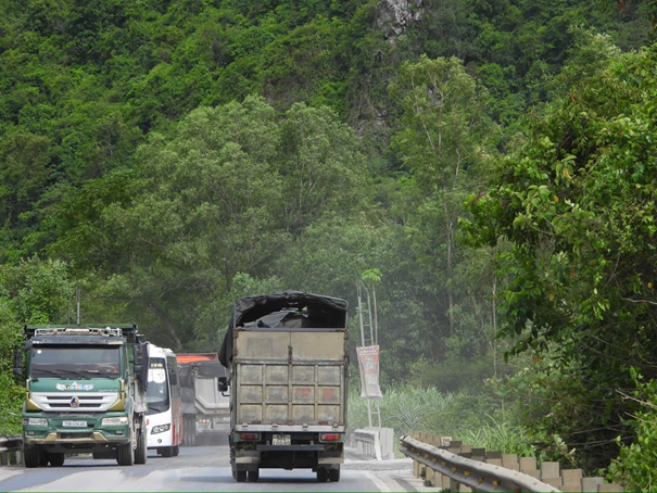 Quốc lộ 12A là tuyến giao thông huyết mạch có hàng trăm lượt phương tiện vận tải lưu thông mỗi ngày. (Ảnh: Hoàng Anh)