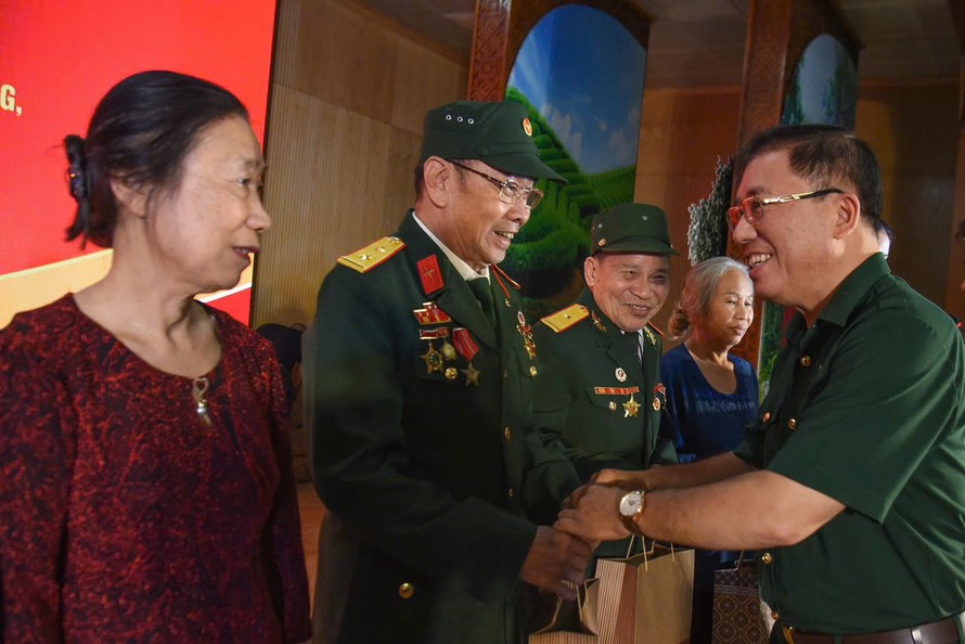 Ông Nguyễn Tuấn Anh, Phó Chủ nhiệm Ủy ban Công tác Đại biểu Quốc hội khóa XV trao quà cho các gia đình có công nhân ngày Thương binh liệt sĩ 27/7