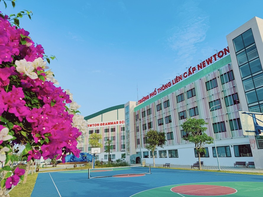 Trường PTLC Newton là trường đạt chuẩn quốc tế đầu tiên tại Vĩnh Phúc (cũ).