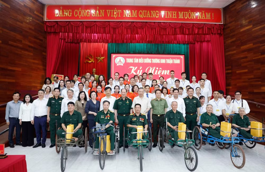 Tổng Bí thư, Chủ tịch nước Tô Lâm và đại biểu với các cán bộ và thương binh, bệnh binh tại Trung tâm Điều dưỡng thương binh Thuận Thành. (Ảnh: Thống Nhất/TTXVN)