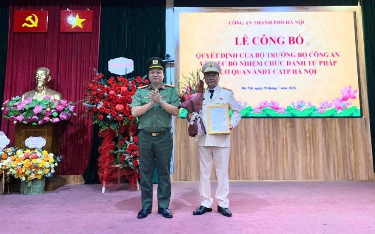 Đại tá Nguyễn Tiến Đạt, Phó Giám đốc Công an TP Hà Nội trao quyết định. 