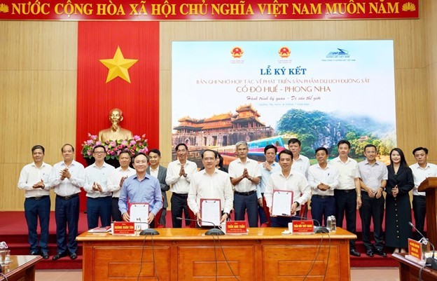 UBND tỉnh Quảng Trị, UBND thành phố Huế và Tổng công ty Đường sắt Việt Nam ký kết bản ghi nhớ hợp tác về phát triển sản phẩm du lịch đường sắt “Cố đô Huế – Phong Nha: Hành trình kỳ quan – Di sản thế giới”.