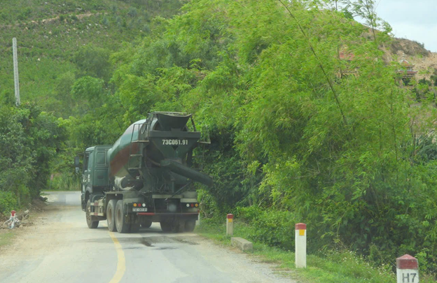 Xe bồn bê tông dừng, đỗ và xả thải không đúng quy định ra môi trường. (Ảnh: Hoàng Anh)