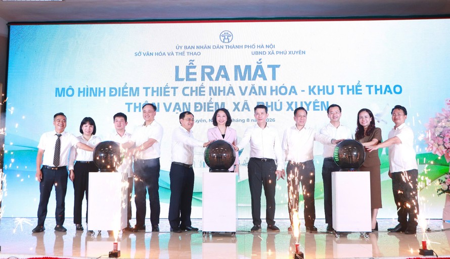 Nghi thức bấm nút công bố vận hành thí điểm mô hình tổ chức hoạt động tại Nhà văn hóa - Khu thể thao thôn Vạn Điểm