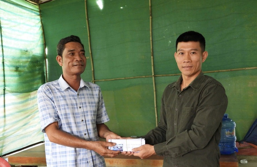 Đại diện doanh nghiệp Thế Thịnh trao hơn 40 triệu đồng tiền hỗ trợ người dân khoan 2 giếng để phục vụ đời sống. (Ảnh: Hoàng Anh)