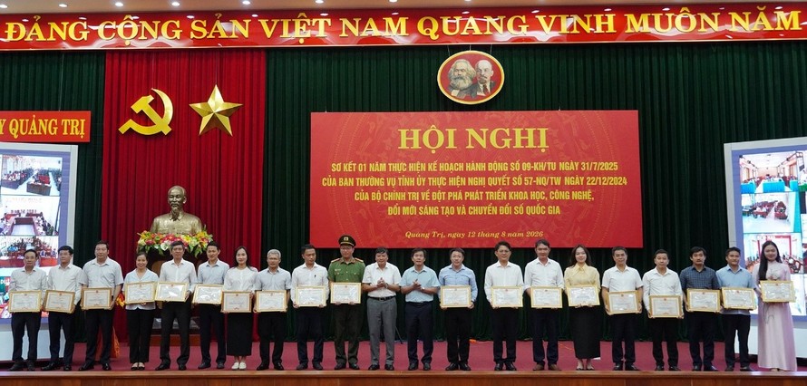 Lãnh đạo tỉnh Quảng Trị tặng Bằng khen cho các cá nhân có thành tích xuất sắc trong thực hiện Nghị quyết 57-NQ/TW về đột phá phát triển khoa học, công nghệ, đổi mới sáng tạo và chuyển đổi số quốc gia.