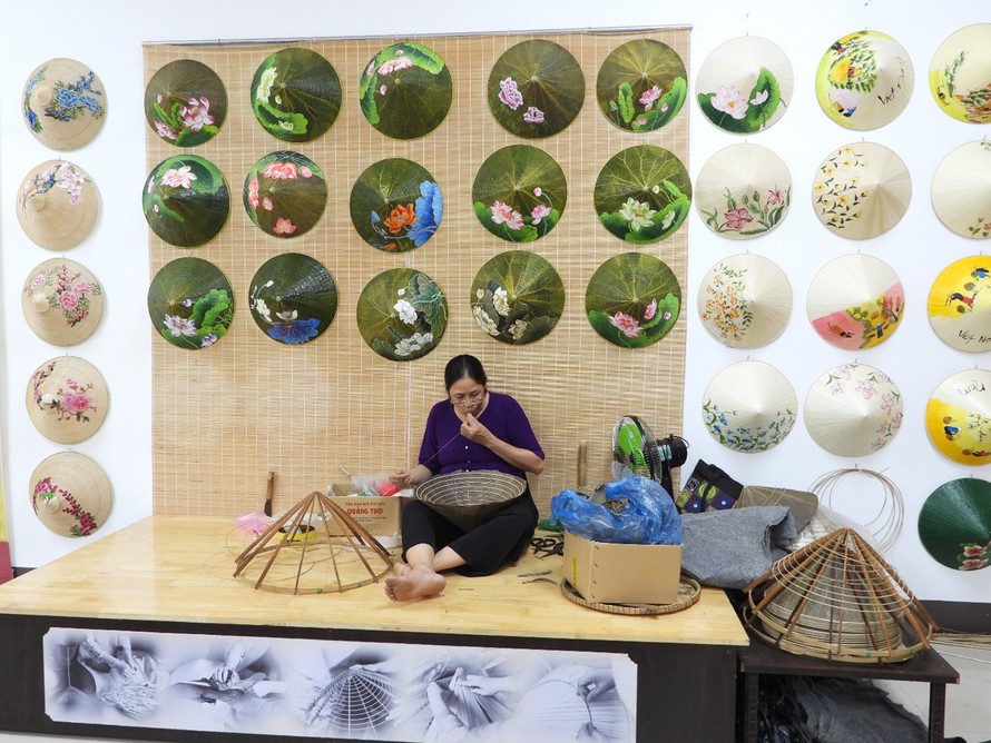 Không gian giới thiệu nghề thủ công truyền thống tại Huế, nơi các giá trị văn hóa được gìn giữ và trao truyền. (Ảnh: Hoàng Anh)