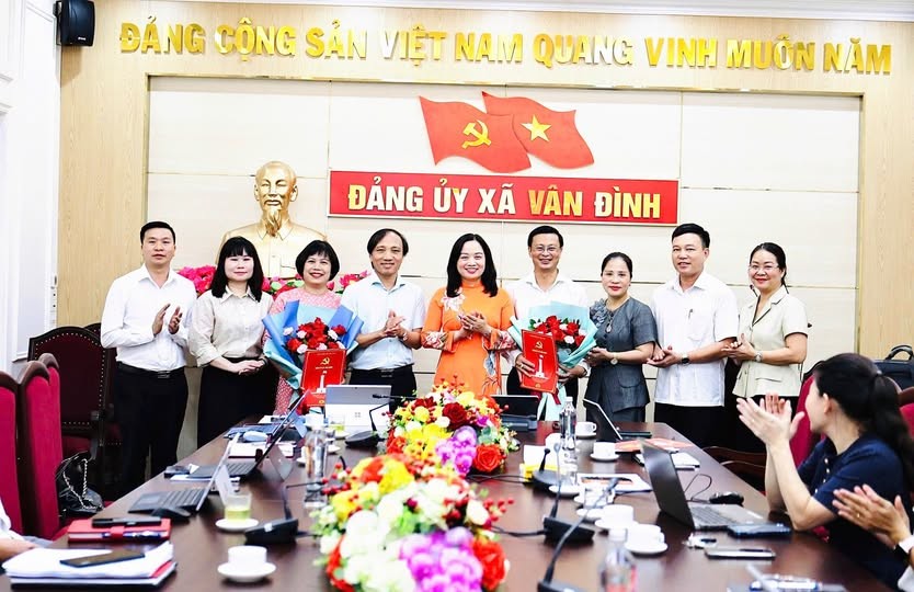 Các đồng chí lãnh đạo xã Vân Đình chúc mừng hai đồng chí vừa được chỉ định vào Ban Chấp hành Đảng bộ xã nhiệm kì 2025-2030.