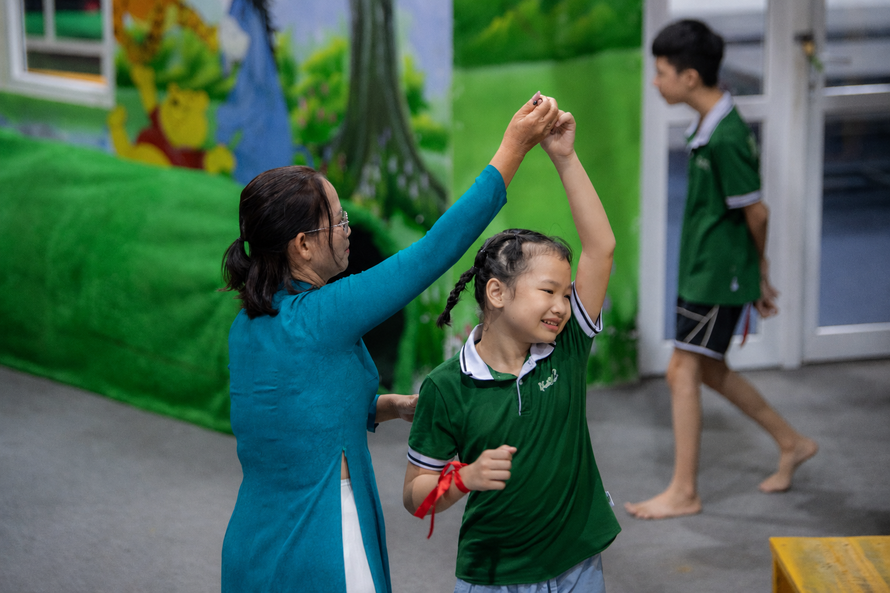 Cô Hướng cùng các con trong tiết mục múa mở màn Lễ Vu Lan “Điều con muốn nói”.