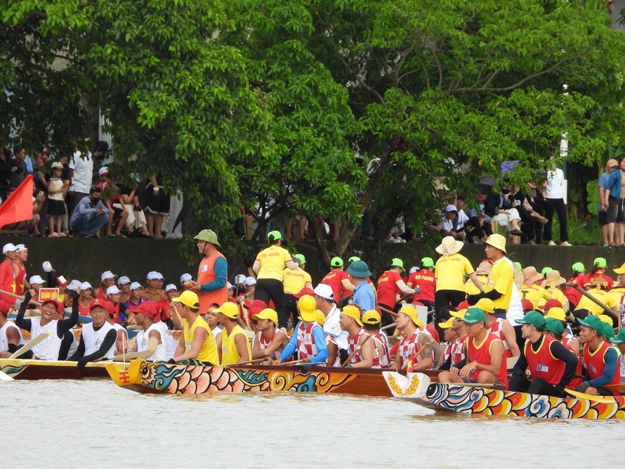 Không khí sôi động trước giờ tranh tài của các đội thuyền trên dòng Kiến Giang. (Ảnh: Hoàng Anh)
