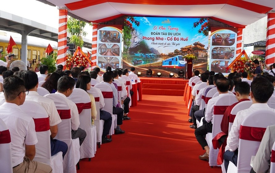Quang cảnh buổi lễ khai trương.