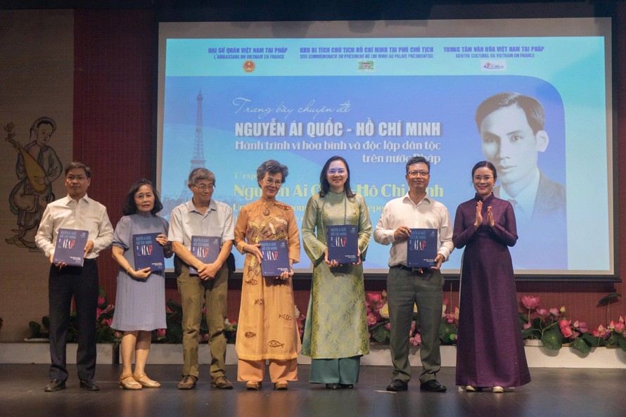 Bà Nguyễn Thị Phượng, Giám đốc Khu Di tích Chủ tịch Hồ Chí Minh tại Phủ Chủ tịch, trao tặng cuốn sách “Nguyễn Ái Quốc – Hồ Chí Minh với nước Pháp” tại Trung tâm Văn hóa Việt Nam tại Pháp, trong chuỗi hoạt động tôn vinh Chủ tịch Hồ Chí Minh tại Paris, tháng 6/2026.