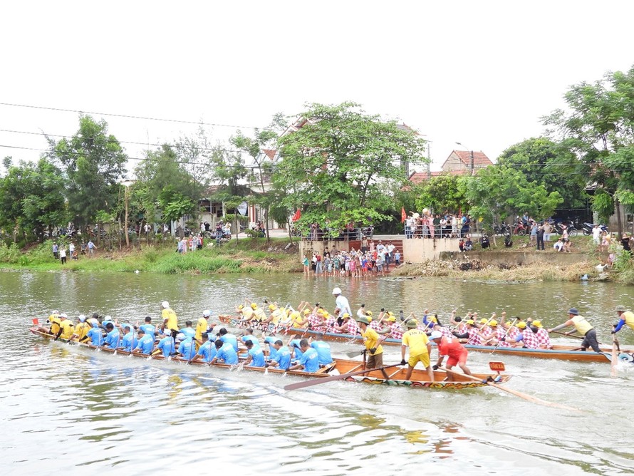 Thuyền bơi nam của thôn Văn Xá và Lộc Hạ vẫn tiếp tục thi đấu sau sự việc gây mất hình ảnh lễ hội. (Ảnh: Hoàng Anh)
