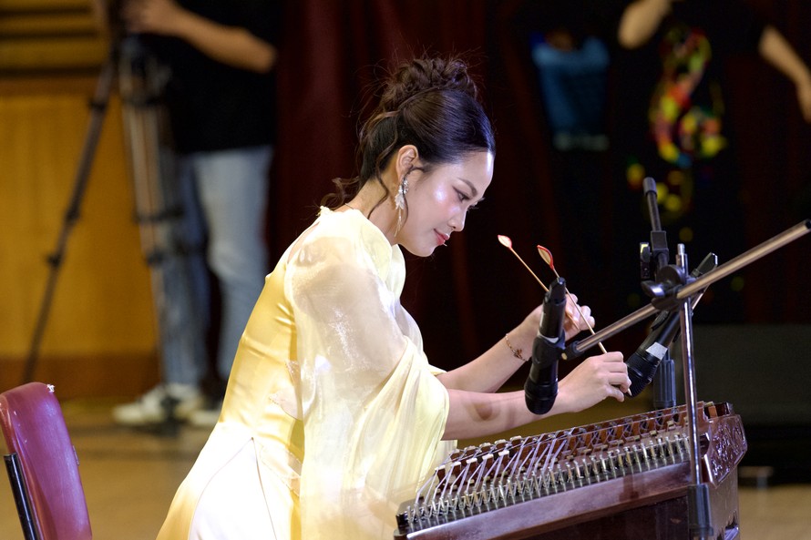 "36 Khúc tình yêu" ngân vang qua cây đàn Tam thập lục 