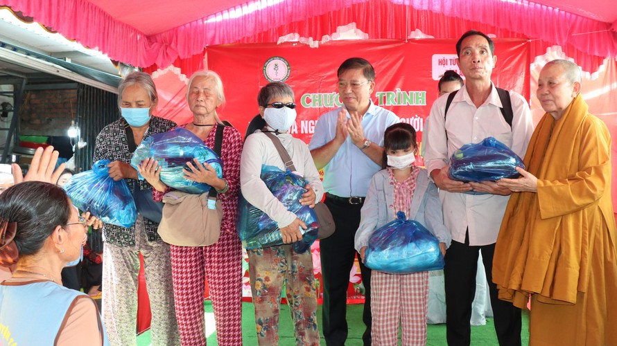 Hơn 700 phần quà ý nghĩa đã trao đến những người khiếm thị, người khuyết tật, người có hoàn cảnh khó khăn.