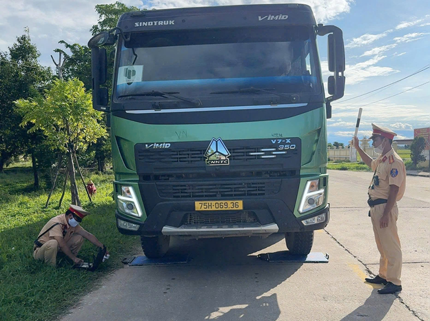 Lực lượng Cảnh sát giao thông cân kiểm tra tải trọng của phương tiện vận tải. (Ảnh: Phòng CSGT Công an thành phố Huế)